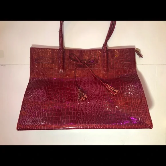 Elegant Red Crocodile-Embossed Shoulder Bag - Picture 3 of 12